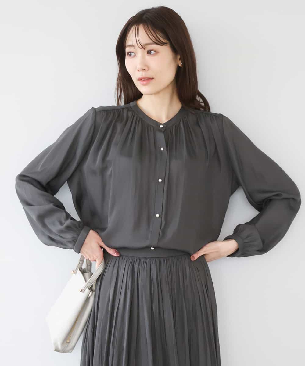 FKBGD35140 MK MICHEL KLEIN(MK ミッシェルクラン) [瞬美シリーズ/UVカット/接触冷感/洗える]バンドカラーサテンブラウス ダークグレー
