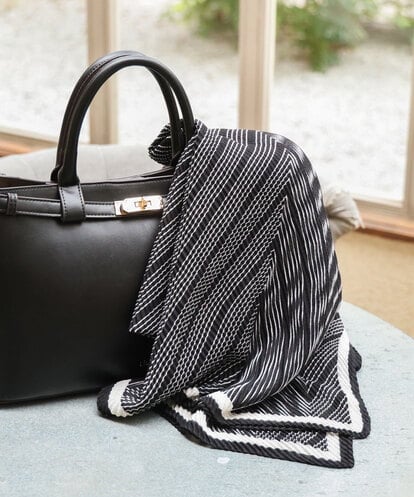 FR3AG42060 MK MICHEL KLEIN [洗える]モノトーンプリーツ幾何柄ロングスカーフ