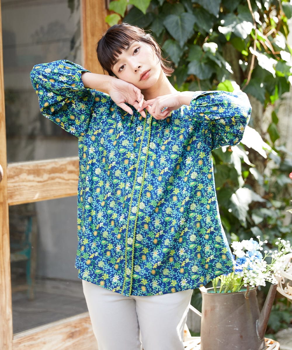 GJBFD30200 Jocomomola(ホコモモラ) Sancho Panza フラワープリントブラウス ネイビー