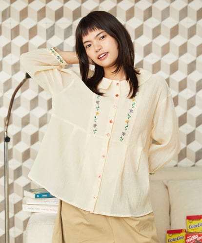 GJBJD32200  Fluir フラワー刺繍シャーリングブラウス