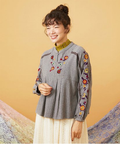 GJBLD33200 Jocomomola フラワー刺繍ヘリンボーンプルオーバーブラウス