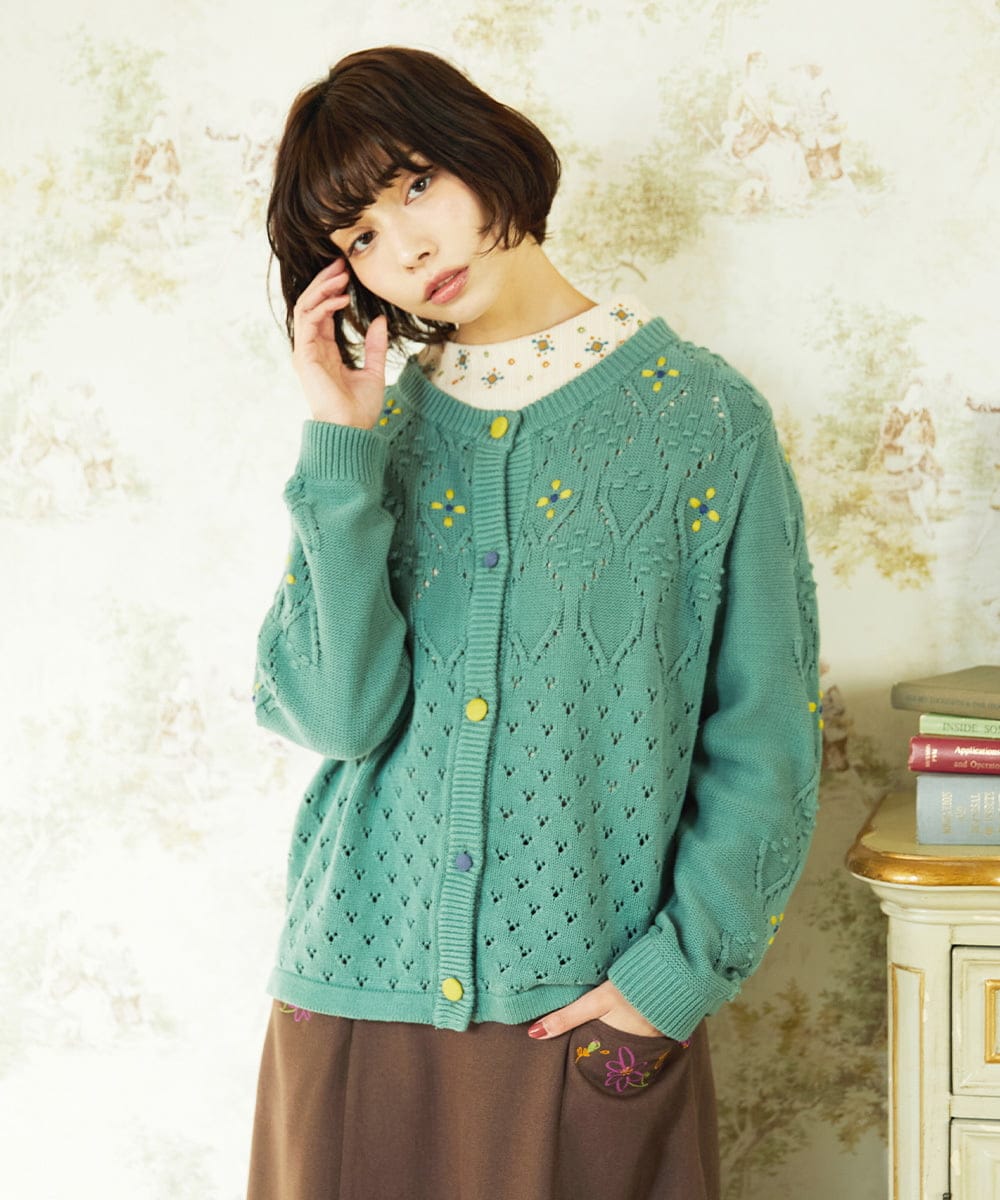 GJSDD30220 Jocomomola(ホコモモラ) フラワー刺繍ケーブルニットカーディガン グリーン