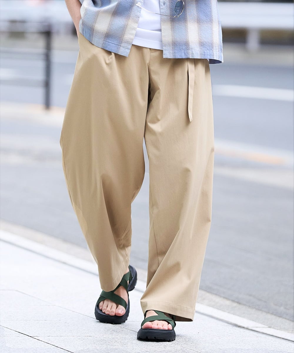 KHLGD49069 a.v.v MEN(アー・ヴェ・ヴェ) 大人の控えめワイドパンツ【接触冷感/ストレッチ】ベルトツキワイドテーパードチノパンツ【イージーケア/洗濯機で洗える/毛玉・シワになりにくい】 ベージュ