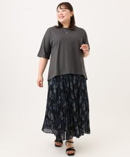 OLHID11089 eur3(エウルキューブ) 【大きいサイズ/a.v.v×eur3/洗える】フラワープリントランダムプリーツスカート ネイビー