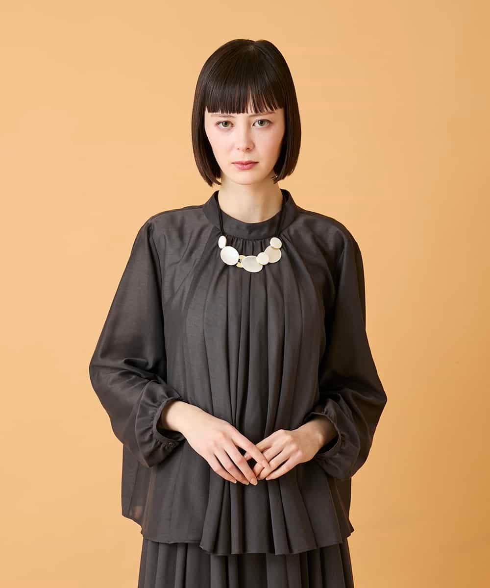 RBBED50260 HIROKO BIS(ヒロコ ビス) スタンドカラーかまぼこプリーツブラウス /洗える チャコールブラウン